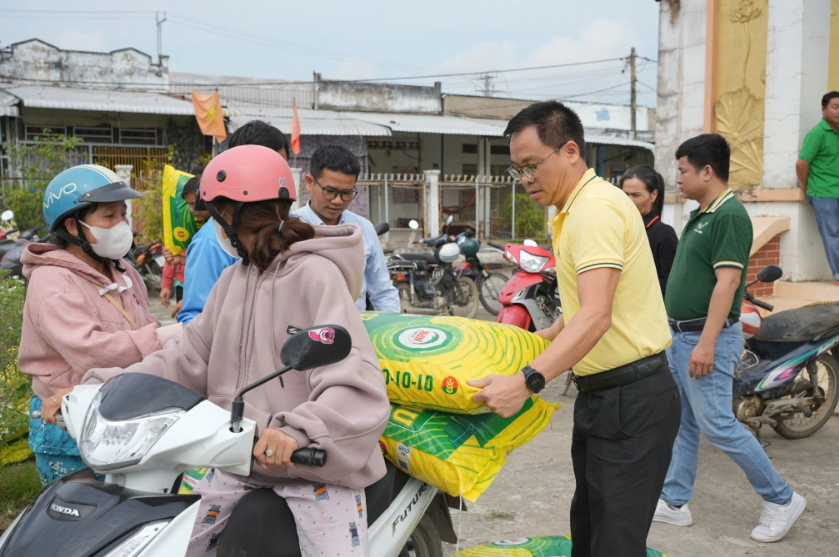 PVCFC trao gần 20 tấn phân bón hỗ trợ nông dân Đồng Tháp